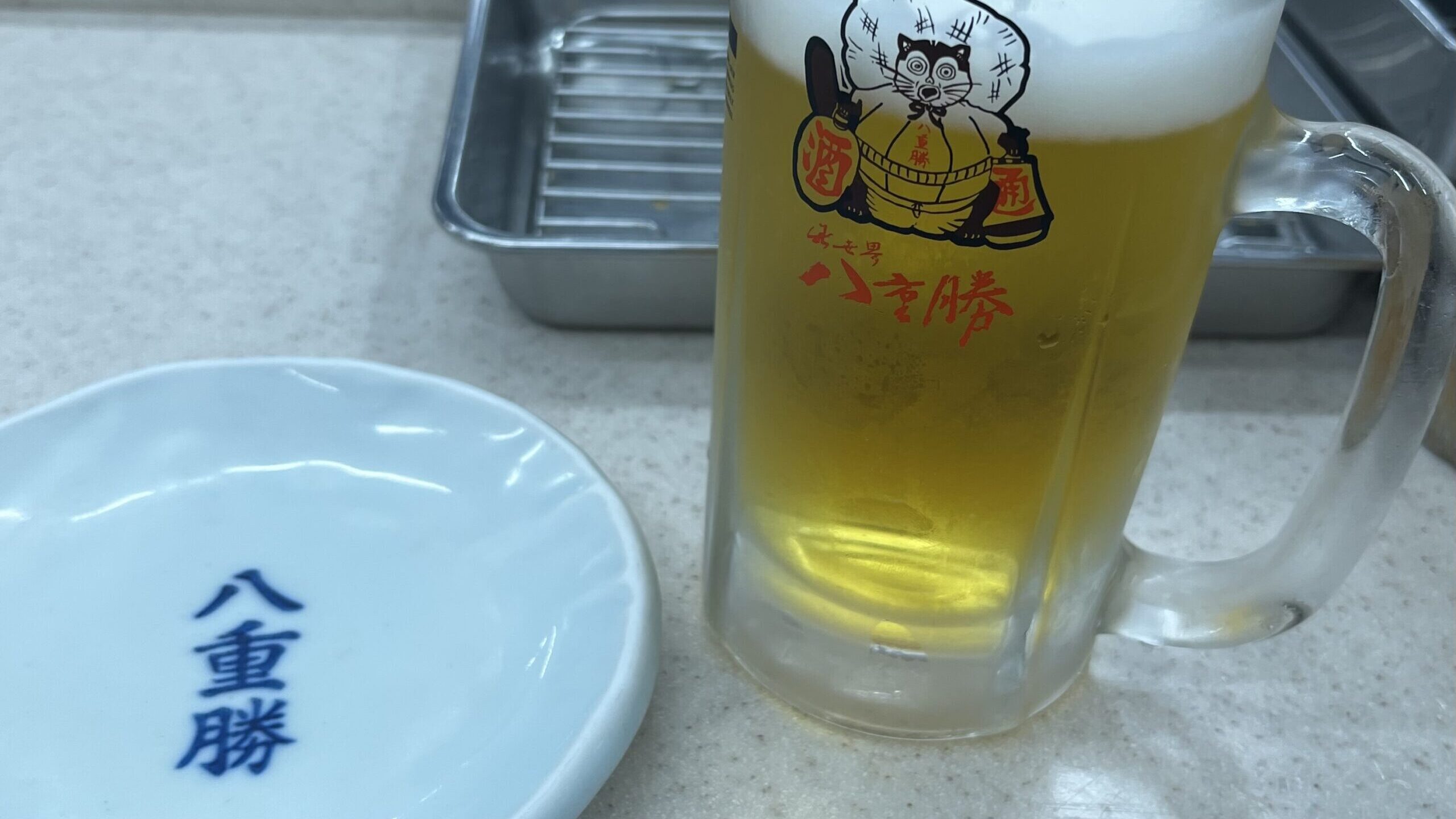 じゃんじゃん横丁の串カツ店でテーブルに並んだ串カツとどて焼き