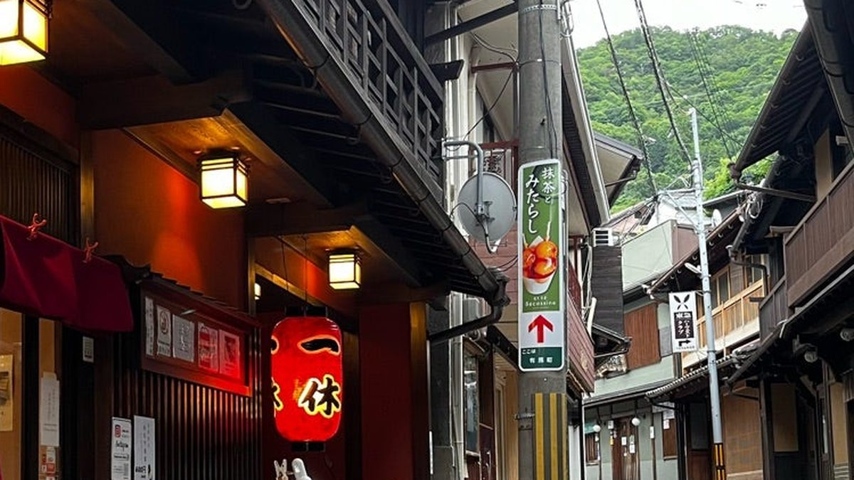 夕方の有馬温泉の路地。赤いちょうちんが灯っている